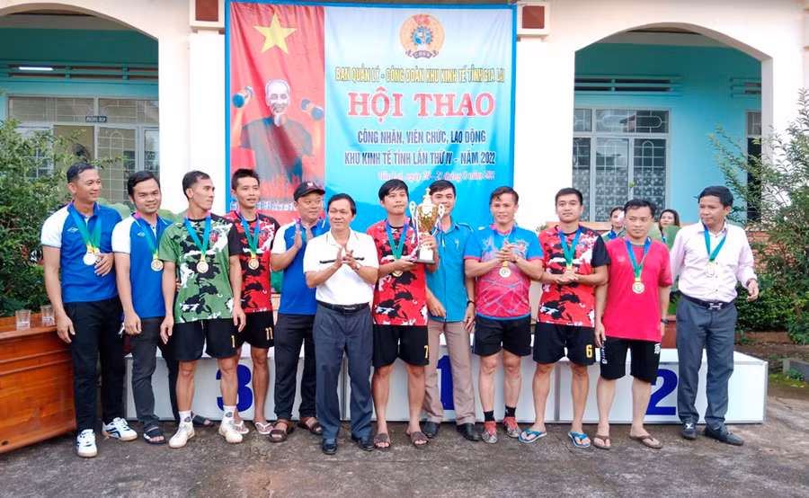  Đội Ban Quản lý Khu kinh tế tỉnh đã giành giải nhất của hội thao. Ảnh: Văn Ngọc