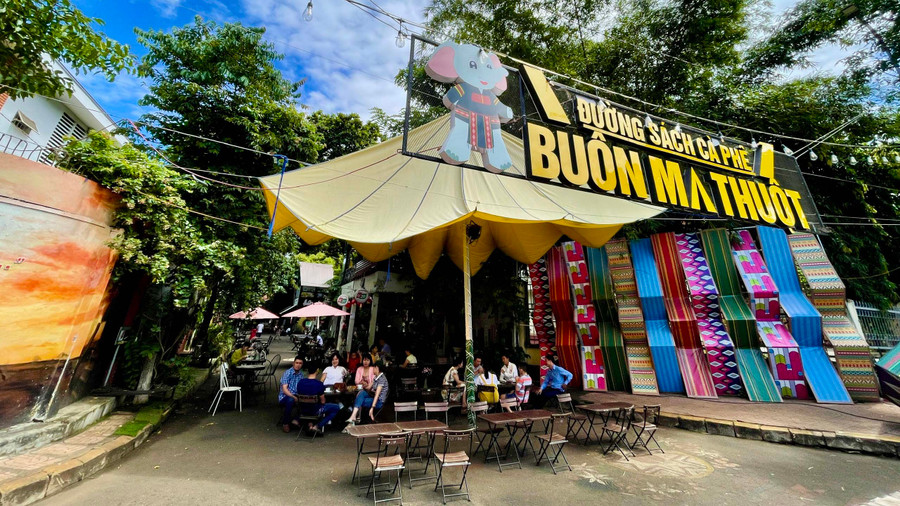 Đường sách cà phê Buôn Ma Thuột được trang trí bắt mắt. Ảnh: Lam Nguyên