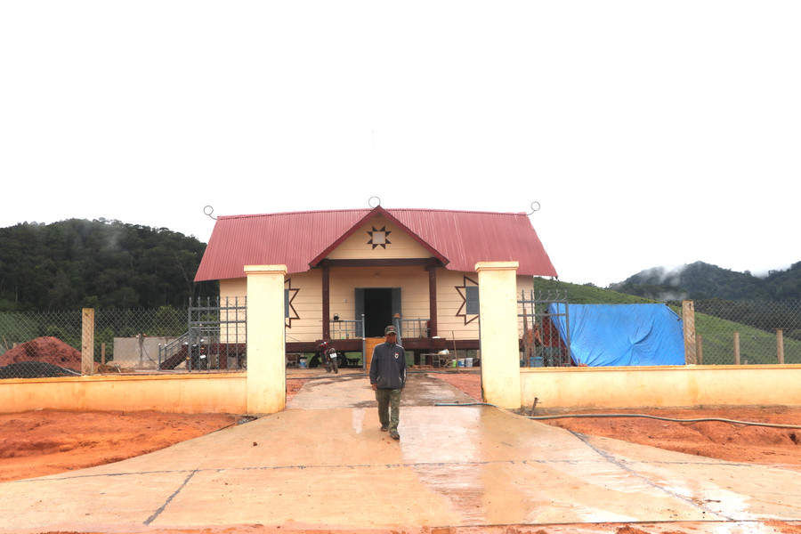 Nhà rông kiên cố-trái tim của dân làng Kon Bông (xã Đak Rong, huyện Kbang) được xây dựng trên mỏm đất cao, bao quát toàn cảnh buôn làng. Ảnh: Ngọc Minh