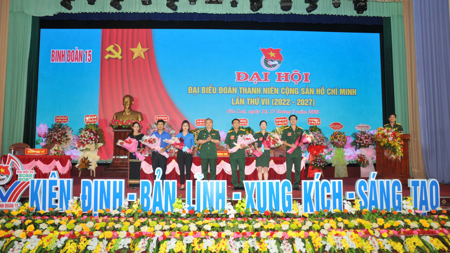 Ra mắt Đoàn đại biểu chính thức đi dự Đại hội Đại biểu Đoàn TNCS Hồ Chí Minh Quân đội lần thứ X. Ảnh: Hồng Thương