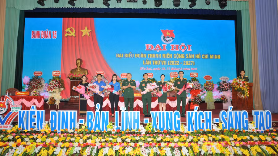 Ra mắt Đoàn đại biểu chính thức đi dự Đại hội Đại biểu Đoàn TNCS Hồ Chí Minh Quân đội lần thứ X. Ảnh: Hồng Thương