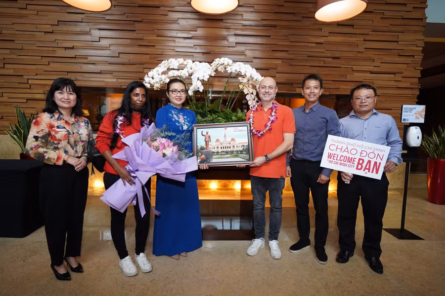  Bà Bùi Thị Ngọc Hiếu, Phó giám đốc Sở Du lịch TP.HCM tặng hoa, quà lưu niệm chào đón đoàn khách. Ảnh: Sở Dl tp.hcm 