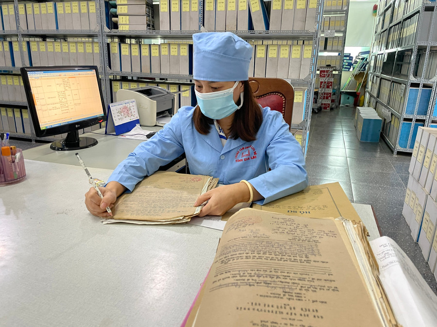 Kiểm tra hồ sơ, chỉnh lý tài liệu là công việc hàng ngày của các viên chức Trung tâm Lưu trữ lịch sử tỉnh. Ảnh: Phương Duyên