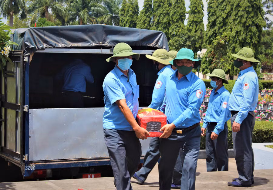 Cán bộ, chiến sĩ Đội K52 (Bộ Chỉ huy Quân sự tỉnh Gia Lai) đưa các liệt sĩ về nơi an nghỉ cuối cùng tại Nghĩa trang liệt sĩ tỉnh. Ảnh: Kim Hồng