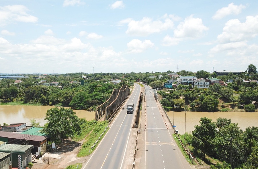 Bên cạnh cầu Sêrêpốk cũ là 2 cây cầu mới được các ngành chức năng xây dựng phục vụ cho việc phát triển kinh tế xã hội. Bên cạnh cầu Sêrêpốk cũ là 2 cây cầu mới được các ngành chức năng xây dựng phục vụ cho việc phát triển kinh tế xã hội.