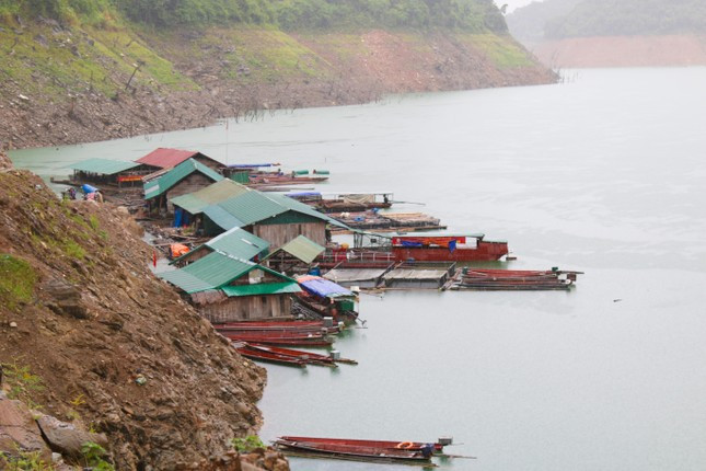 Những hộ dân ở bến thượng lưu lòng hồ thủy điện Bản Vẽ