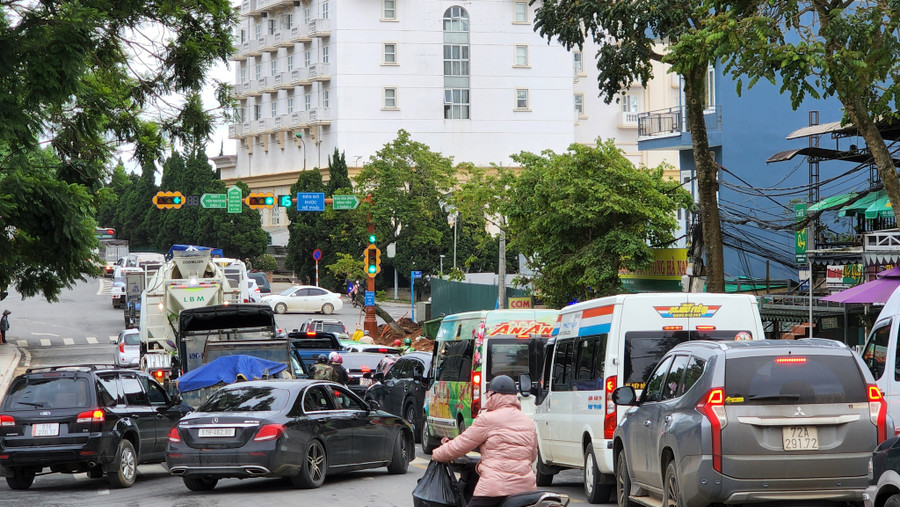 Các nút giao thông nhộn nhịp xe cộ những ngày cuối tuần. Ảnh: Lâm Viên