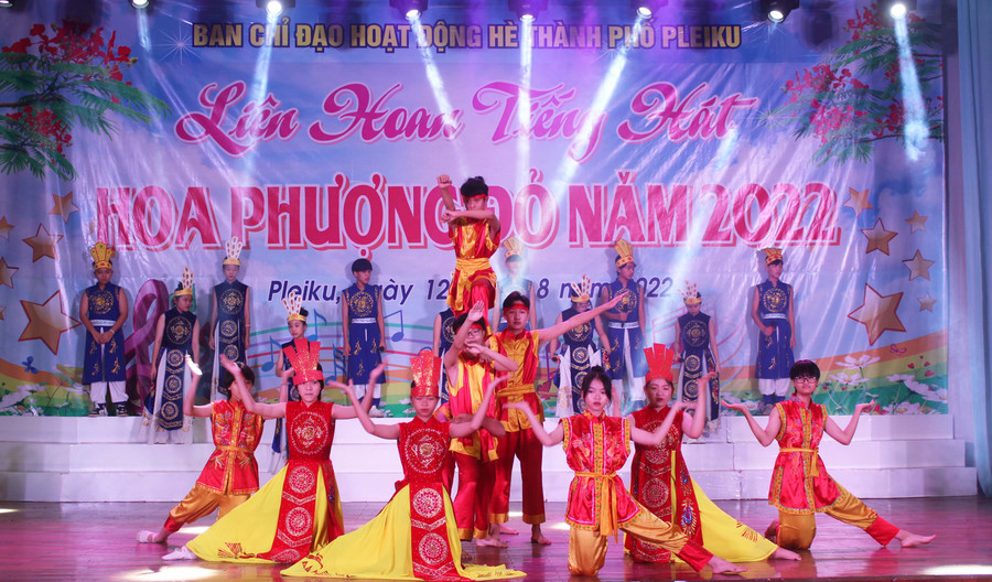 Tiết mục Hồn thiêng đất Việt của Ban Chỉ đạo hoạt động hè phường Hội Thương (TP. Pleiku). Ảnh: Minh Nhật Tiết mục Hồn thiêng đất Việt của Ban Chỉ đạo hoạt động hè phường Hội Thương (TP. Pleiku). Ảnh: Minh Nhật