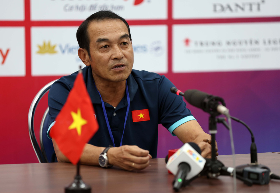 HLV Đinh Thế Nam chưa hài lòng về khả năng phòng thủ của U.19 Việt Nam. Ảnh: Ngọc Dương