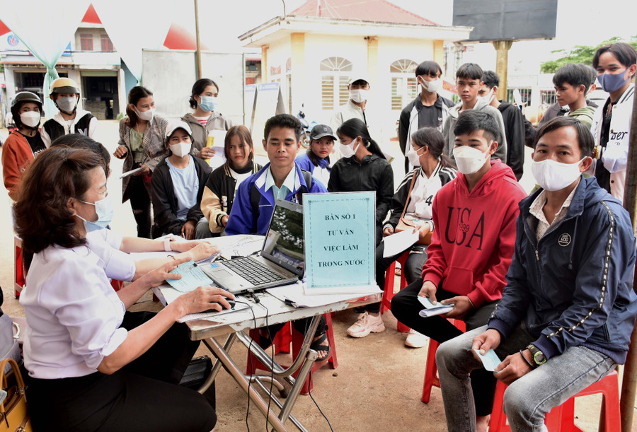 Lao động tham gia tư vấn trực tiếp tại các gian hàng việc làm. Ảnh: Đinh Yến