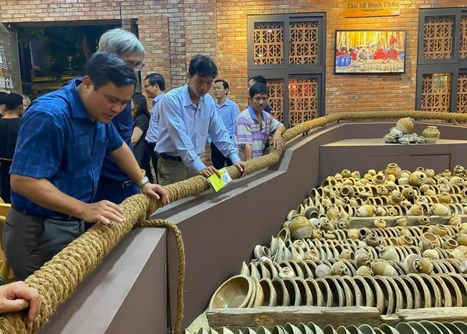 Khách tham quan cổ vật từ những con tàu cổ bị đắm ở vùng biển Quảng Ngãi. Ảnh nguồn Internet Khách tham quan cổ vật từ những con tàu cổ bị đắm ở vùng biển Quảng Ngãi. Ảnh: Internet