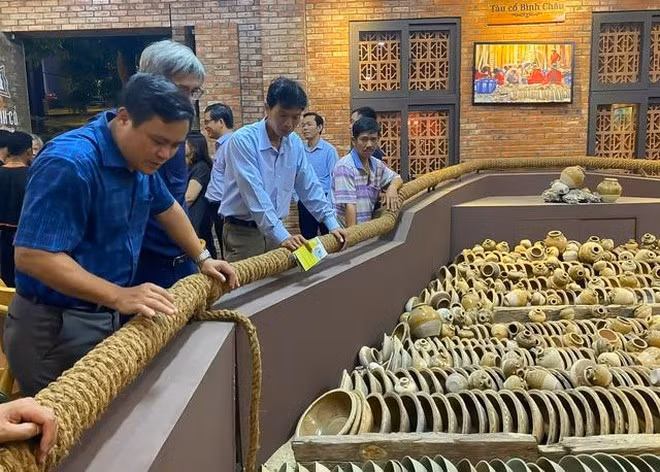 Khách tham quan cổ vật từ những con tàu cổ bị đắm ở vùng biển Quảng Ngãi. Ảnh: Internet