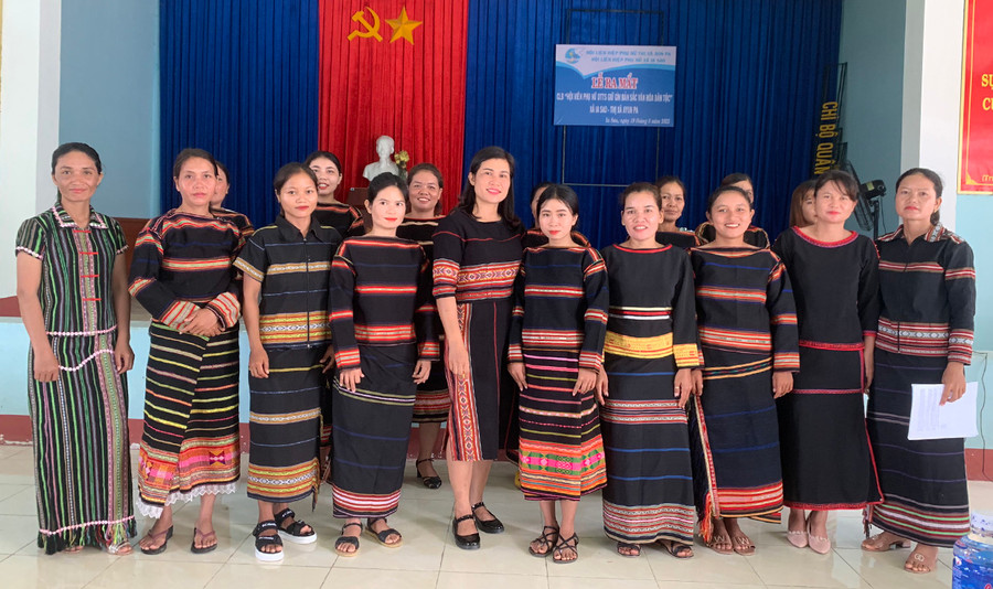 Các thành viên Câu lạc bộ tại lễ ra mắt. Ảnh: Vũ Chi  Các thành viên Câu lạc bộ ra mắt tại buổi lễ. Ảnh: Vũ Chi