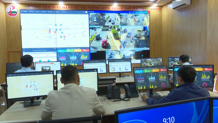 Phản ánh của người dân, doanh nghiệp được Trung tâm Điều hành đô thị thông minh TP. Pleiku phân loại chuyển đến các phòng, ban chức năng và UBND các xã, phường xử lý. Ảnh: Quang Tấn