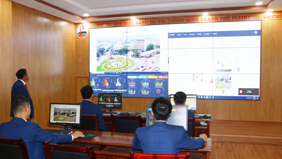 Hệ thông camera giao thông từ Trung tâm Điều hành đô thị thông minh TP. Pleiku đang là công cụ hữu hiệu giúp Công an thành phố phát hiện, xử lý vi phạm giao thông. Ảnh: Quang Tấn