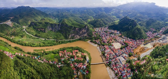 Thị trấn Na Sầm với con sông Kỳ Cùng. Ảnh: Lưu Dân