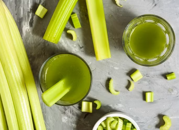 Một lợi ích to lớn của nước ép cần tây là nó chứa nhiều chất dinh dưỡng như canxi, kali, magiê và vitamin A, C và K. Ảnh: Shutterstock
