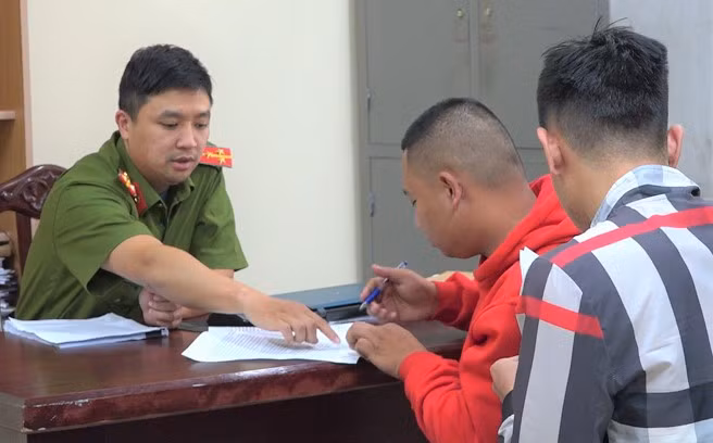 Công an tỉnh Lâm Đồng làm việc với các đối tượng trong nhóm cho vay nặng lãi. (Ảnh công an cung cấp).