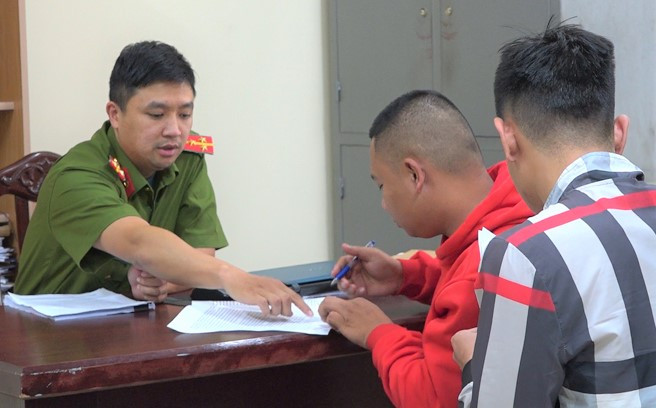 Công an tỉnh Lâm Đồng làm việc với các đối tượng trong nhóm cho vay nặng lãi. (Ảnh công an cung cấp). Công an tỉnh Lâm Đồng làm việc với các đối tượng trong nhóm cho vay nặng lãi. (Ảnh công an cung cấp).