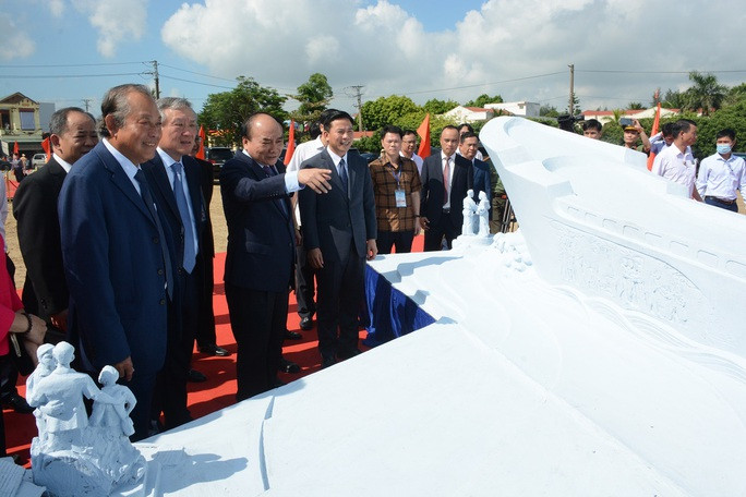 Chủ tịch nước Nguyễn Xuân Phúc thăm mô hình công trình Khu lưu niệm đồng bào, cán bộ, chiến sĩ, học sinh miền Nam tập kết ra Bắc Chủ tịch nước Nguyễn Xuân Phúc thăm mô hình công trình Khu lưu niệm đồng bào, cán bộ, chiến sĩ, học sinh miền Nam tập kết ra Bắc