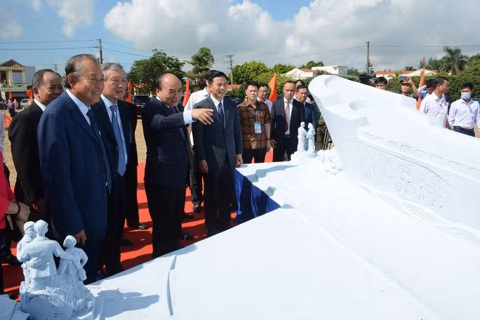  Chủ tịch nước Nguyễn Xuân Phúc thăm mô hình công trình Khu lưu niệm đồng bào, cán bộ, chiến sĩ, học sinh miền Nam tập kết ra Bắc