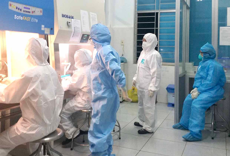 Xét nghiệm Covid-19 tại Trung tâm Kiểm soát bệnh tật tỉnh. Ảnh: Như Nguyện
