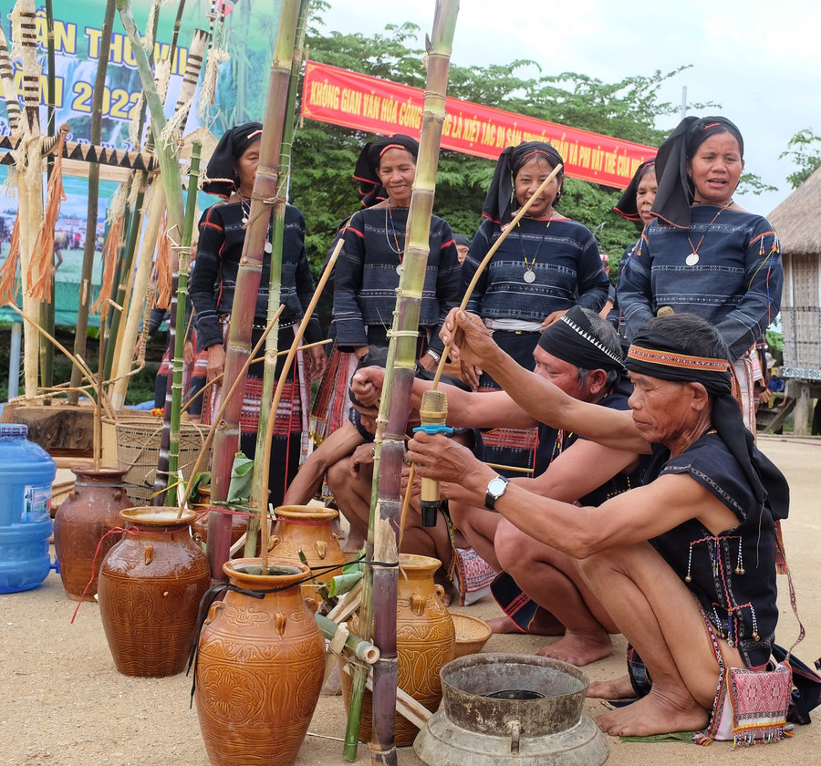  Đội chiêng làng Kgiang tái hiện nghi thức mừng lúa mới cùng phần trình diễn cồng chiêng. Ảnh: Hoàng Ngọc