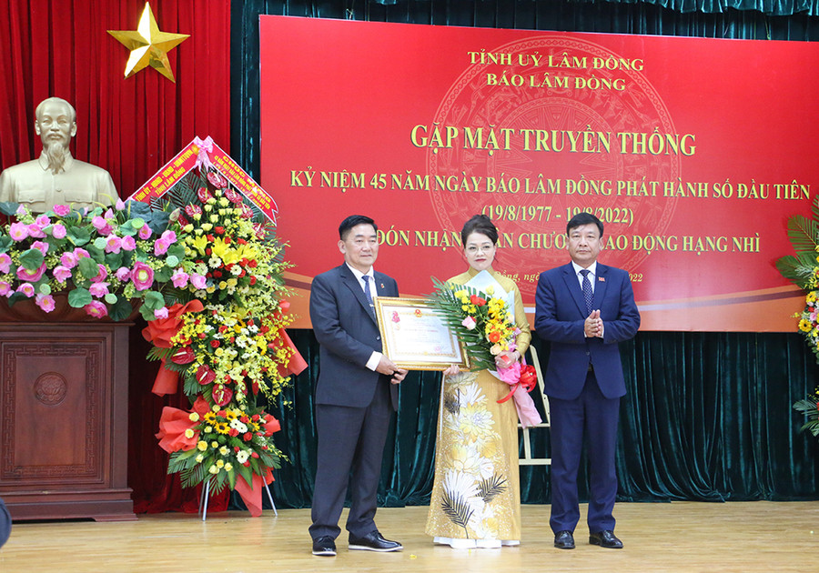Báo Lâm Đồng vinh dự đón nhận Huân chương Lao động hạng nhì của Chủ tịch nước. Ảnh: Quang Tấn Báo Lâm Đồng vinh dự đón nhận Huân chương Lao động hạng nhì của Chủ tịch nước. Ảnh: Quang Tấn