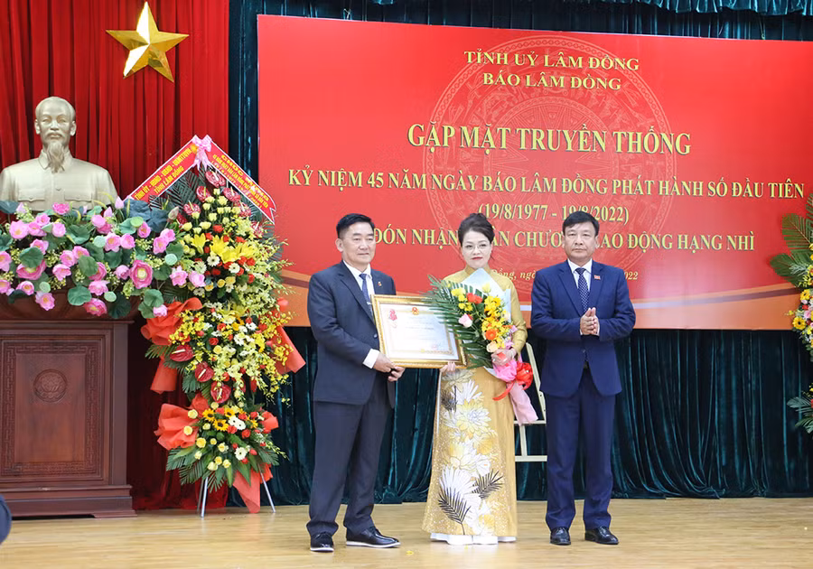 Báo Lâm Đồng vinh dự đón nhận Huân chương Lao động hạng nhì của Chủ tịch nước. Ảnh: Quang Tấn
