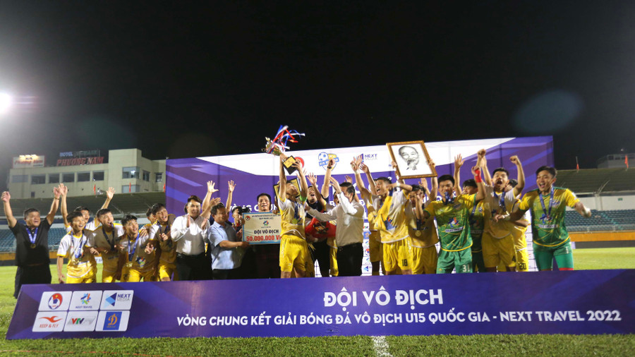 Đội Sông Lam Nghệ An ăn mừng chức vô địch Giải U15 Quốc gia-Next Travel 2022. Ảnh: Văn Ngọc Đội Sông Lam Nghệ An ăn mừng chức vô địch Giải U15 Quốc gia-Next Travel 2022. Ảnh: Văn Ngọc