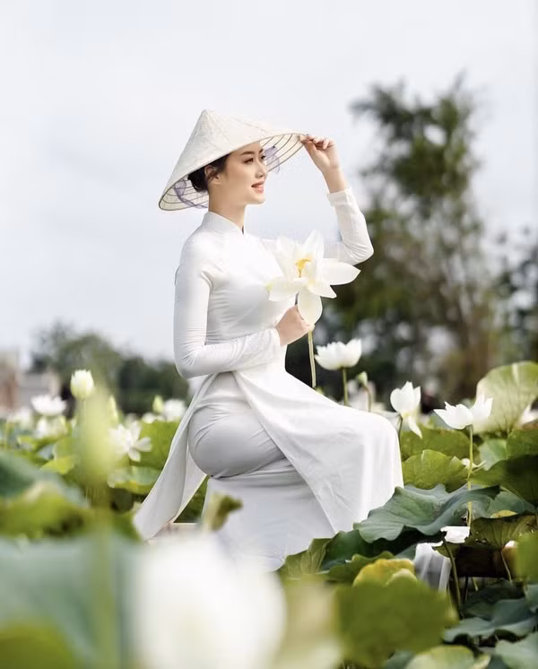 Top 5 Hoa khôi Thủ đô thướt tha bên bộ áo dài trắng. Ảnh nguồn Báo Phụ nữ Việt Nam 