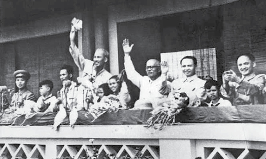 Bác Hồ và Đoàn Chủ tịch chào đón các đoàn đi qua lễ đài trong lễ duyệt binh chào mừng kỷ niệm 10 năm Ngày Quốc khánh (2-9-1955) trên Quảng trường Ba Đình, Hà Nội. Ảnh tư liệu  Bác Hồ và Đoàn Chủ tịch chào đón các đoàn đi qua lễ đài trong lễ duyệt binh chào mừng kỷ niệm 10 năm Ngày Quốc khánh (2-9-1955) trên Quảng trường Ba Đình, Hà Nội. Ảnh tư liệu