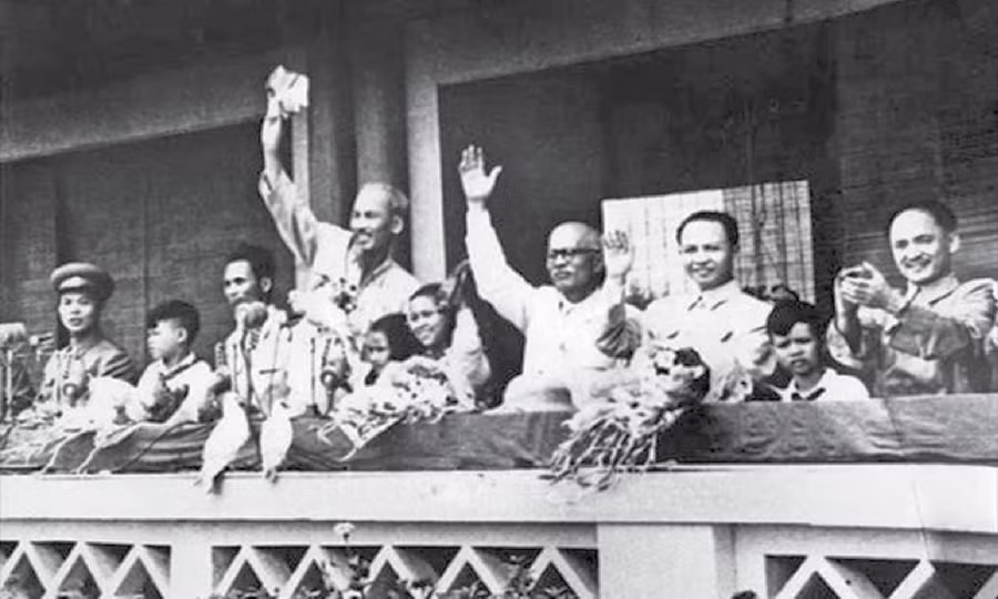  Bác Hồ và Đoàn Chủ tịch chào đón các đoàn đi qua lễ đài trong lễ duyệt binh chào mừng kỷ niệm 10 năm Ngày Quốc khánh (2-9-1955) trên Quảng trường Ba Đình, Hà Nội. Ảnh tư liệu