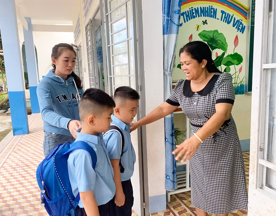 Chị Trương Thị Thu Hà (bìa trái; thôn Quý Tân, xã Ia Trok, huyện Ia Pa) quyết định nghỉ một buổi chợ để dẫn con đến lớp trong ngày tựu trường. Ảnh Vũ Chi