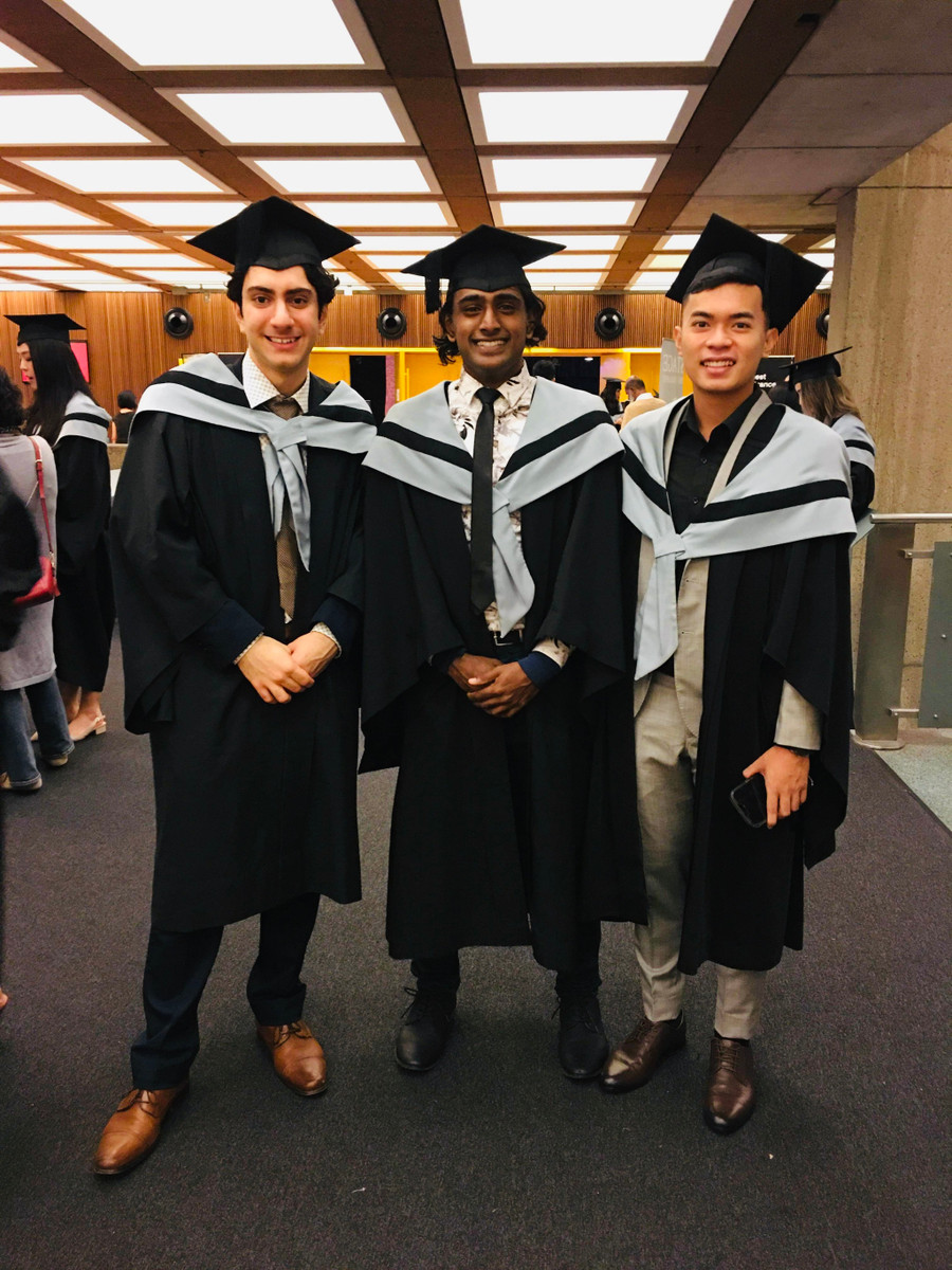  Đạt (ngoài cùng bên phải) cùng bạn học trong lễ tốt nghiệp đại học