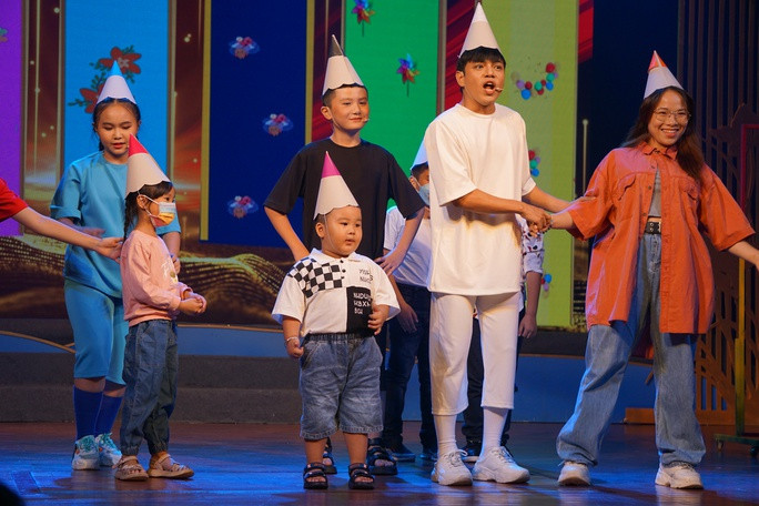 Tiết mục giao lưu với khán giả đã mang lại tiếng cười thú vị. Ảnh: NLĐO Tiết mục giao lưu với khán giả đã mang lại tiếng cười thú vị. Ảnh: nld.com.vn