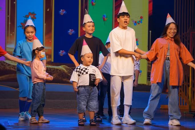 Tiết mục giao lưu với khán giả đã mang lại tiếng cười thú vị. Ảnh: nld.com.vn