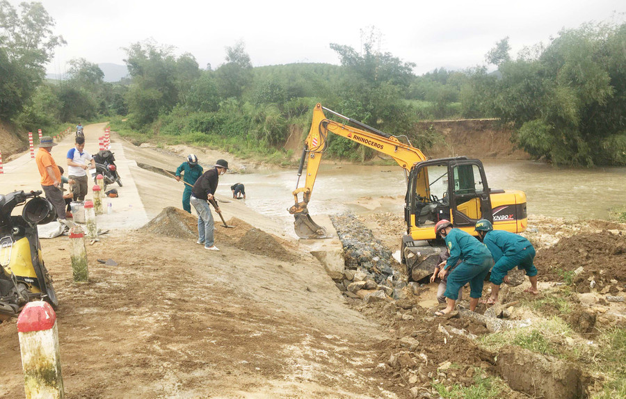 Huyện Đak Pơ đã huy động lực lượng khắc phục điểm sạt lở trên đường vào xã Ya Hội. Ảnh: Quang Tấn