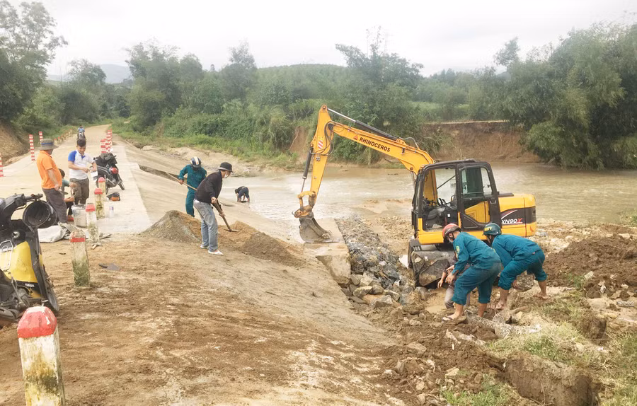 Huyện Đak Pơ đã huy động lực lượng khắc phục điểm sạt lở trên đường vào xã Ya Hội. Ảnh: Quang Tấn