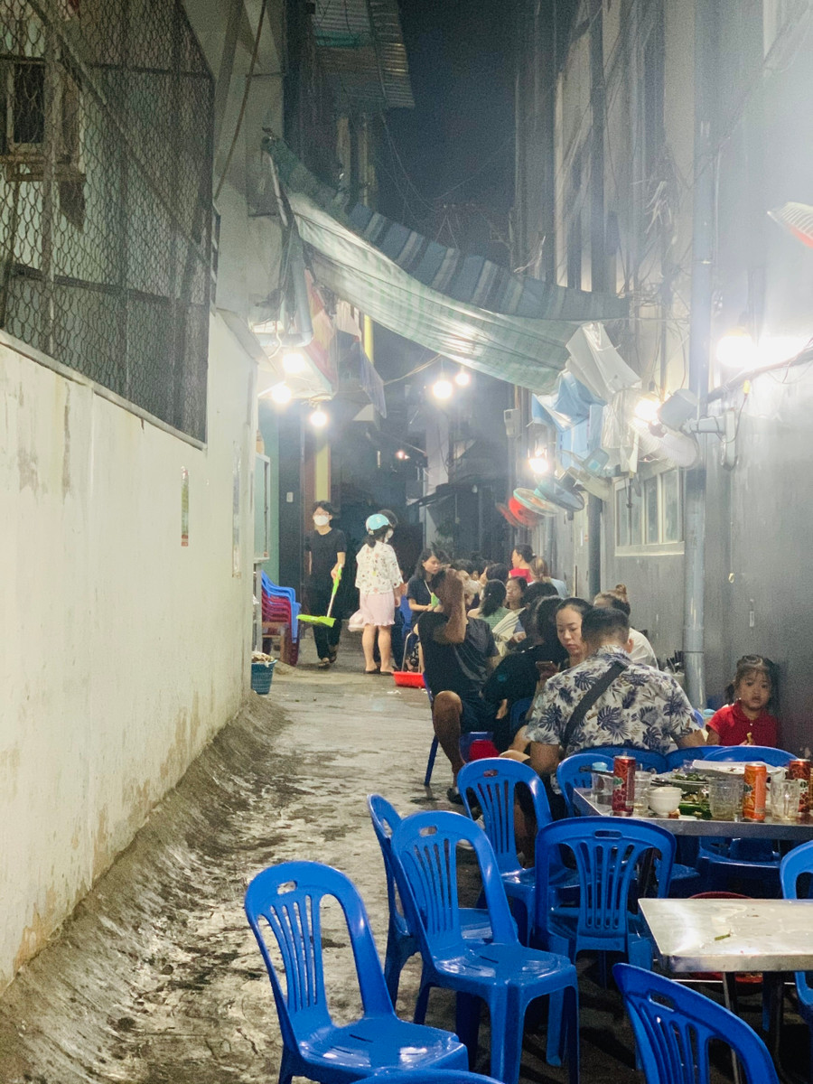 Quán đông khác chủ yếu vào buổi xế chiều và kéo dài đến 10h tối, khách thập phương lẫn khách địa phương đều tới ăn ở đây.