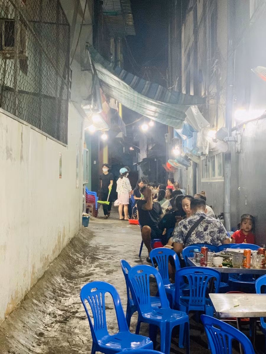 Quán đông khác chủ yếu vào buổi xế chiều và kéo dài đến 10h tối, khách thập phương lẫn khách địa phương đều tới ăn ở đây.