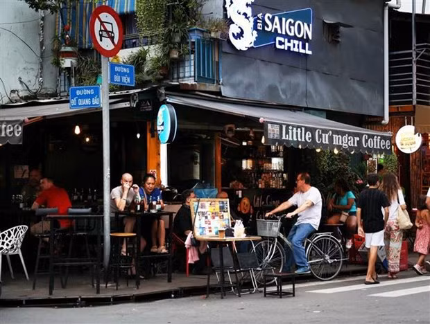 Khách quốc tế trên 