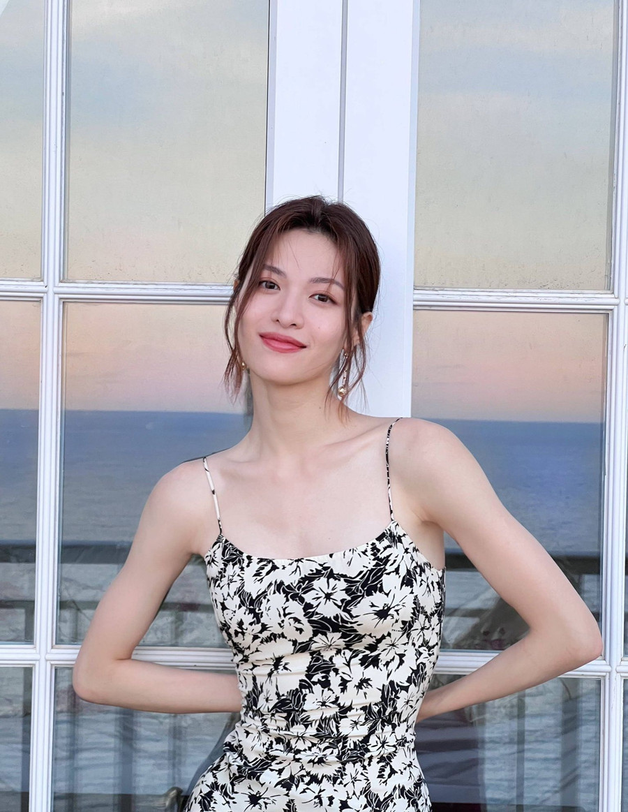 Thiết kế bay bổng của mẫu váy hai dây họa tiết hoa lá mùa hè mà Chung Sở Hy diện là item hoàn hảo cho các chuyến du lịch mang đến sự thoải mái mà vẫn quyến rũ.