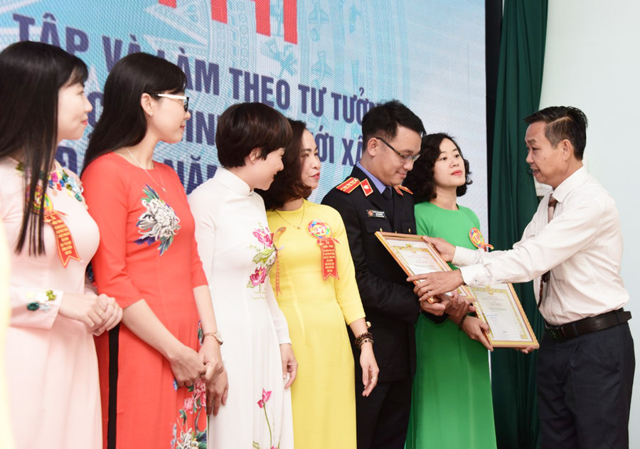  Đồng chí Huỳnh Tấn Đoan-Phó Bí thư Đảng ủy Khối các Cơ quan và Doanh nghiệp tỉnh tặng giấy khen cho các thí sinh đạt giải khuyến khích. Ảnh: Đức Thụy