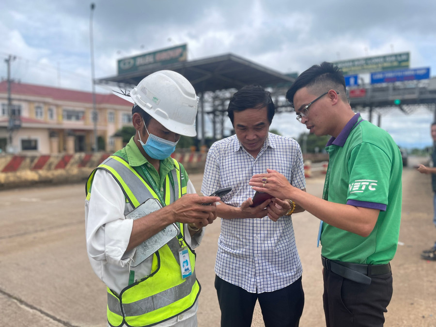 Ông Nguyễn Thế Anh (TP. Pleiku) chủ phương tiện đến dán thẻ sử dụng dịch vụ thu phí tự động VETC đang được nhân viên hướng dẫn cách sử dụng. Ảnh: Minh Triều