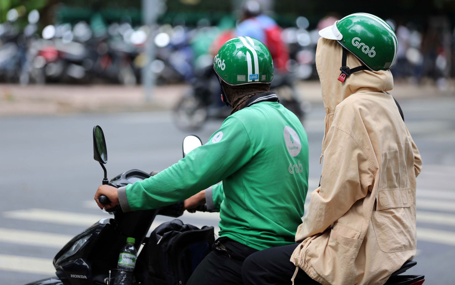  Tài xế xe má y công nghệ đa phần có hoàn cảnh kinh tế khó khăn nhưng vẫn phải đóng thuế thu nhậ p cá nhân. Ảnh: Ngọc Dương