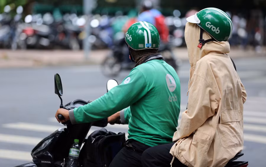  Tài xế xe má y công nghệ đa phần có hoàn cảnh kinh tế khó khăn nhưng vẫn phải đóng thuế thu nhậ p cá nhân. Ảnh: Ngọc Dương