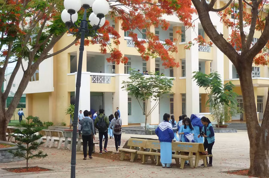 Các thế hệ học sinh Trường THPT Chuyên Hùng Vương luôn tự hào về ngôi trường mang dấu tích Đại đội đặc công C90 anh hùng. Ảnh: Thanh Nhật