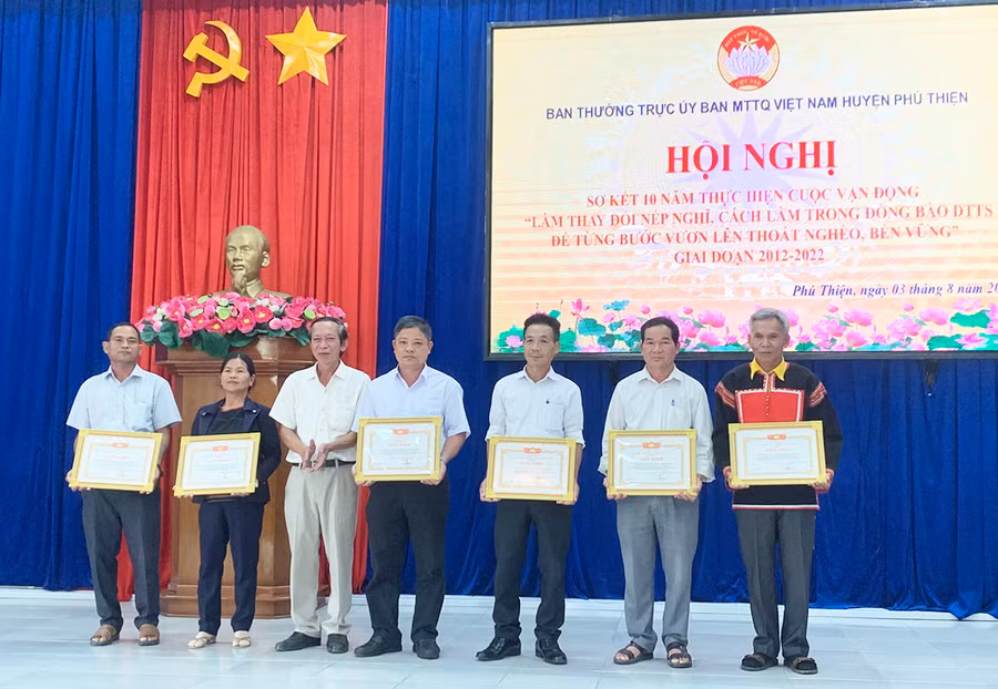 Lãnh đạo Ủy ban MTTQ Việt Nam huyện trao giấy khen cho 6 tập thể có thành tích xuất sắc trong thực hiện Cuộc vận động giai đoạn 2012-2022. Ảnh: Vũ Chi Lãnh đạo Ủy ban MTTQ Việt Nam huyện trao giấy khen cho 6 tập thể có thành tích xuất sắc trong thực hiện Cuộc vận động giai đoạn 2012-2022. Ảnh: Vũ Chi