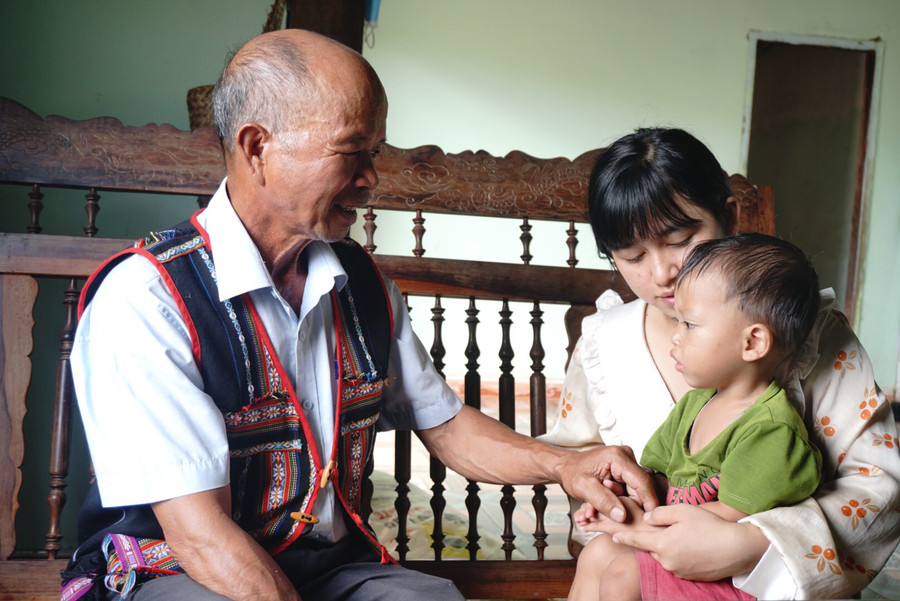 Được ông A Trũi cứu sống, giờ đây bé “Ộp” đã trưởng thành. Ảnh: VT Được ông A Trũi cứu sống, giờ đây bé “Ộp” đã trưởng thành. Ảnh: VT